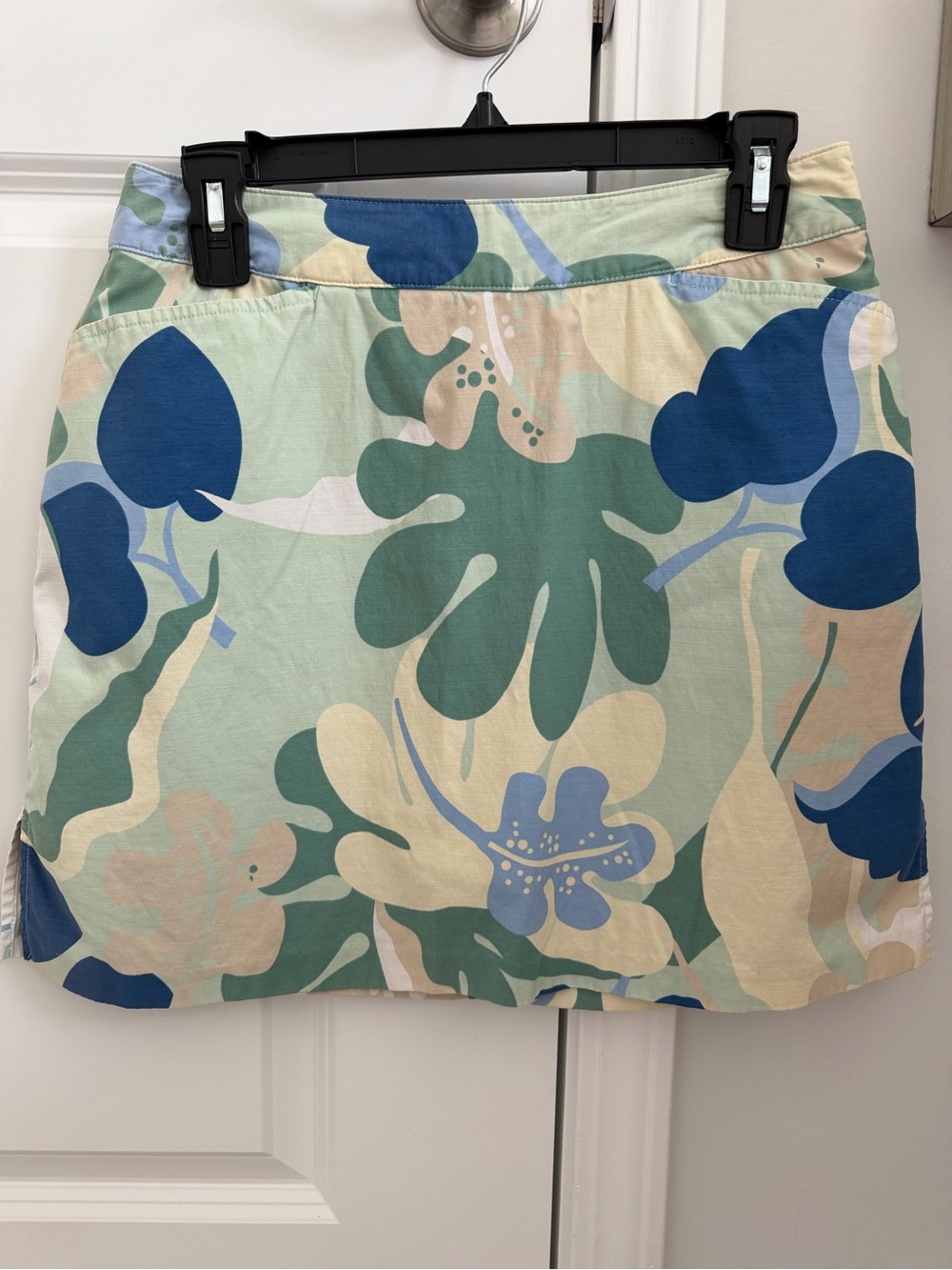 Ativa Golf skirt. Floral print. Size 8 - pockets. Attached shorts under.